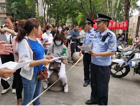 2025新澳门黄大仙和护航高考网警同行与警方护航高考